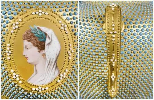 皇家伍斯特“伯爵夫人”茶壶，壶上绘有2个女性肖像，壶身、壶盖、壶嘴、壶柄，都点缀绿松石。